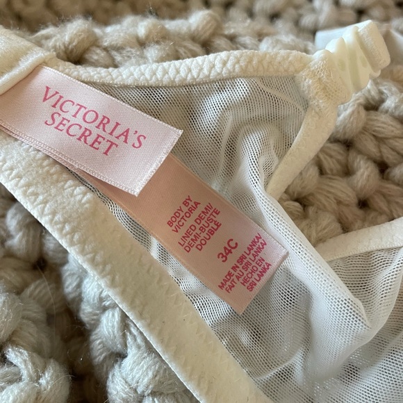 Victoria’s Secret Body by Victoria Lined Demi 34C - Picture 2 of 2